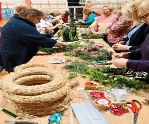 Panie własnoręcznie wykonujące wieńce świąteczne