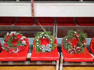Wykonane przez Seniorów wieńce świąteczne..
