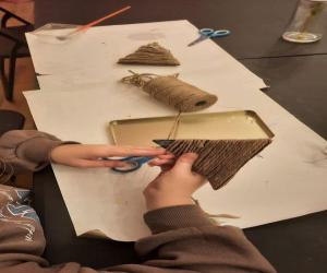 wykonywanie choinki przez dzieci