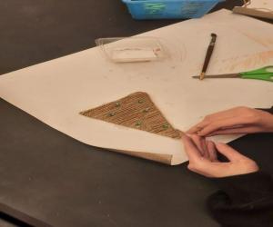 wykonywanie choinki przez dzieci..