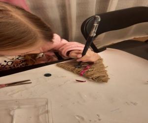 wykonywanie choinkiprzez dzieci.