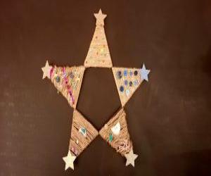 choinki zrobione przez dzieci uczestniczące w warsztatach kreatywnych