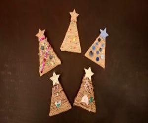 choinki zrobione przez dzieci uczestniczące w warsztatach kreatywnych