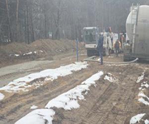 Pan Burmistrz wraz z pracownikami z firmy wykonującej prace na osiedlu Panorama