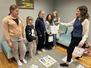 Pani Dominika Piotrowska Burmistrzyni Miasta Golubia-Dobrzynia wręcza upominki mikołajkowe uczestnikom Klubu młodzieżowego