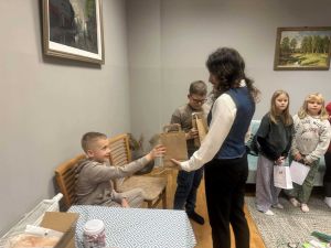 Pani Dominika Piotrowska Burmistrzyni Miasta Golubia-Dobrzynia wręcza upominki mikołajkowe uczestnikom Klubu młodzieżowego