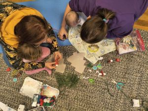 zabawy sensoryczne mam z dziećmi na podłodze