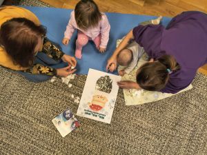 zabawy sensoryczna mam z dziećmi na podłodze