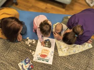 zabawy sensoryczna mam z dziećmi na podłodze