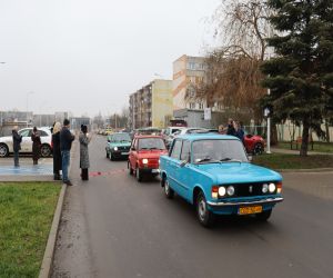 symboliczny przejazd samochód zamiast przecinania wstęgi