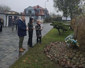 składanie zniczy pod pomnikiem zmarłych w tragicznym wypadku