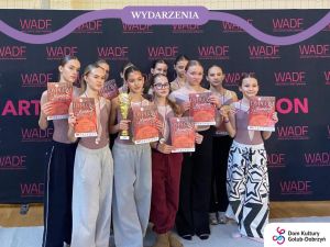 grupa taneczna młodzieży z pucharem