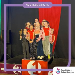 grupa taneczna dzieci z pucharem