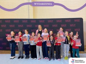 grupa taneczna dzieci.