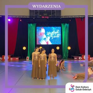 grupa  taneczna mlodzieży wystepująca na scenie