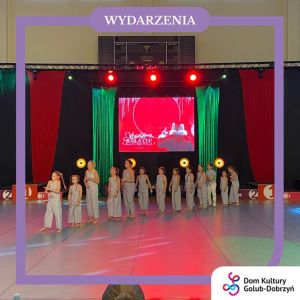 grupa taneczna na scenie