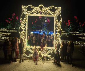 dzieci ze Szkoły Podstawowej w zimowej scenerii