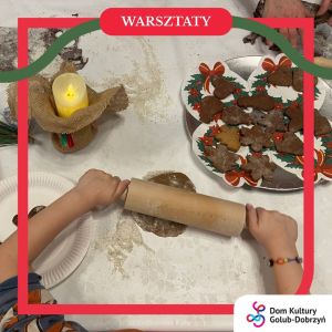 chłopiec wałkujący ciasto na pierniki