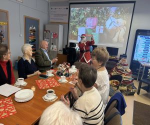 Uczestnicy Dyskusyjnego Klubu Ksiązki wraz ze Świętym Mikołajem