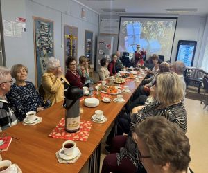 Uczestnicy Dyskusyjnego Klubu Ksiązki wraz ze Świętym Mikołajem