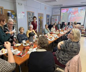 Uczestnicy Dyskusyjnego Klubu Ksiązki przy stole