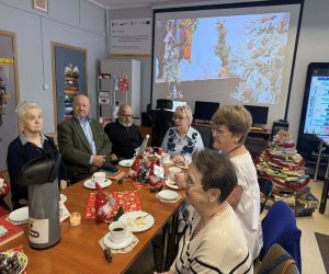 Uczestnicy Dyskusyjnego Klubu Ksiązki przy stole