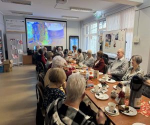 Uczestnicy Dyskusyjnego Klubu Ksiązki przy stole