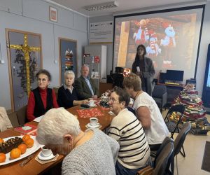 Uczestnicy Dyskusyjnego Klubu Ksiązki z Dyrektorką Biblioteki Panią Agatą Bartłomiejus