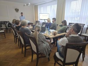 pracownicy Urzędu Miasta wraz z osobą przeprowadzającą szkolenie