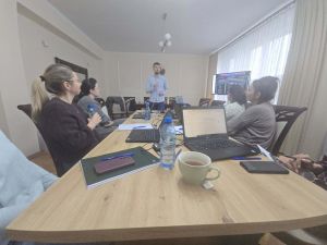 pracownicy Urzędu Miasta wraz z osobą przeprowadzającą szkolenie