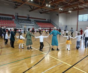 Członkowie projektu Aktywny Senior z przedszkolakami podczas zabawy