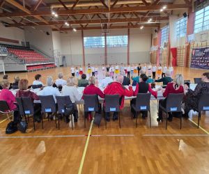 Członkowie projektu Aktywny Senior wraz z Panią Burmistrz  oglądają występ przedszkolaków