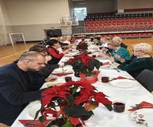 Członkowie projektu Aktywny Senior wraz z Panią Burmistrz i Kierownikiem OSIR-u Panem Przemysławm Mamrotem przy stole...