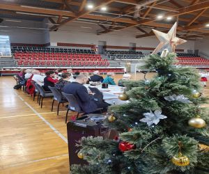 Członkowie Klubu Seniora wraz z Panią Burmistrz i Kierownikiem OSIR-u Pane Przemysławm Mamrotem przy stole wigilijnym.,