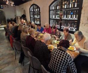 Członkowie Klubu Seniora podczas obiadu w restauracji Kuranty
