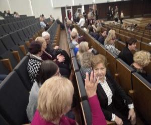 Członkowie Klubu Seniora podczas spektaklu