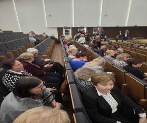 Członkowie Klubu Seniora podczas spektaklu.,