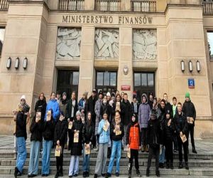 Uczniowie ze Szkoły Podstawowej pod budynkiem Ministerstwa Finansów w Warszawie