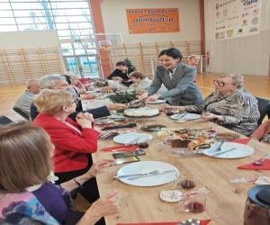 Pani Burmistrz Dominika Piotrowska na spotkaniu wigilijnym z uczestnikami Klubu Seniora.