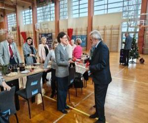 Pani Burmistrz Dominika Piotrowska na spotkaniu wigilijnym z uczestnikami Klubu Seniora