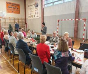 Pani Burmistrz Dominika Piotrowska przemawia na spotkaniu wigilijnym z uczestnikami Klubu Seniora