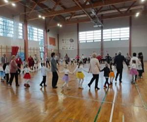 Pani Burmistrz Dominika Piotrowska podczas zabawy z uczestnikami Klubu Seniora