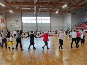 Członkowie Klubu Seniora podczas zabawy z przedszkolakami