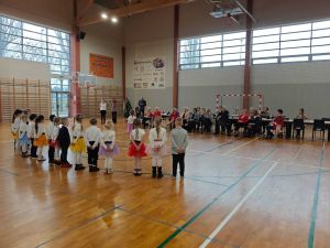 Członkowie Klubu Seniora podczas wystepu przedszkolaków