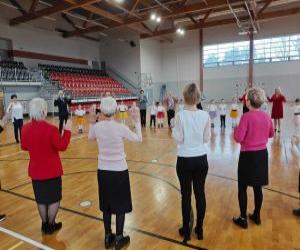 Członkowie Klubu Seniora podczas wystepu przedszkolaków