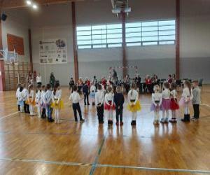 Członkowie Klubu Seniora podczas wystepu przedszkolaków