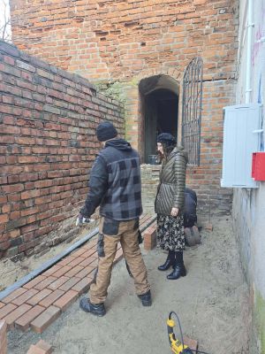 Pani Burmistrz Dominika Piotrowska z Wykonawcą prac w baszcie