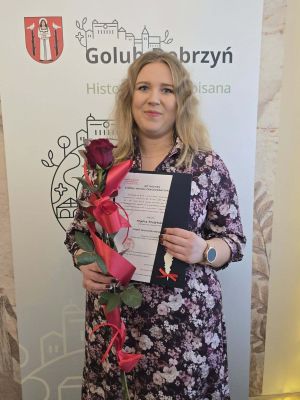 pani Angelika Studzińska z aktem mianowania na stopień nauczyciela mianowanego