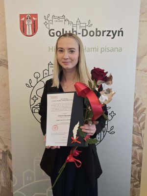 pani Dominika Kęprowska z aktem mianowania na stopień nauczyciela mianowanego