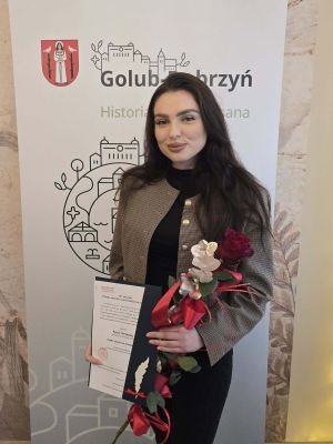 pani Agata Goryńska z aktem mianowania na stopień nauczyciela mianowanego